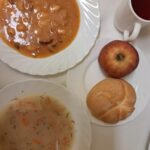 Obiad: Barszcz biały z ziemniakami 500 ml Bułka pszenno-żytnia 50g 1 szt Fasolka po bretońsku 350 g Jabłko 150 g Kompot owocowy z jabłkami* z/c 250 ml