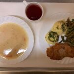 Obiad: Grysikowa 500 ml Ziemniaki gotowane 200 g Kotlet drobiowy panierowany z udźca 120 g Fasolka szparagowa z wody* 200 g Kompot owocowy z jabłkami* z/c 250 ml