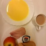 ŚNIADANIE: Kasza kukurydziana na mleku 300 ml Kawa zbożowa z mlekiem z/c 250 ml Chleb mieszany pszenno-żytni 100 g Chleb Graham 30 g Masło porcjowane 10g (82% tł.) 2 szt Szynka Piastowska- wp., wędzona, parzona z dod. b.sojowego i wody 40 (SOJ,) Jabłko 1 szt