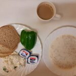 Śniadanie: Płatki owsiane na mleku 300 ml Chleb mieszany pszenno-żytni 100 g Chleb Graham 30 g Masło porcjowane 10g (82% tł.) 2 szt Twarożek z natką pietruszki 100 g Papryka świeża 100 g Kawa zbożowa z mlekiem z/c 250 ml