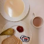 Śniadanie: Kasza manna na mleku 300 ml (Chleb mieszany pszenno-żytni 100 g Chleb Graham 30 g Masło porcjowane 10g (82% tł.) 2 szt Dżem 50 g Gruszka 150 g Kakao z mlekiem z/c 250 ml