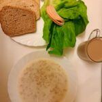 ŚNIADANIE: Płatki jęczmienne na mleku 300 ml Chleb mieszany pszenno-żytni 100 g Chleb Graham 30 g Masło porcjowane 10g (82% tł.) 2 szt Szynkowa dębowa drobiowa kiełbasa grubo rozdrobniona 40 g Kawa zbożowa z mlekiem z/c 250 ml Ogórek świeży 100 g