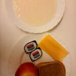 Śniadanie: Ryż na mleku 300 ml Chleb mieszany pszenno-żytni 100 g Chleb Graham 30 g Masło porcjowane 10g (82% tł.) 2 szt Ser żółty 40 g Jabłko 1 szt 1 szt Kawa zbożowa z mlekiem z/c 250 ml