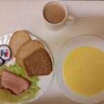 Śniadanie: Kasza kukurydziana na mleku 400 ml Chleb mieszany pszenno-żytni 100 g Chleb Graham 30 g Masło porcjowane 10g (82% tł.) 2 szt Schab Ojca Grzegorza-wędlina wieprzowa wędzona,parzona,z dod.wody,białka wp 40 g Sałata lodowa 35 g Kawa zbożowa z mlekiem z/c 250 ml