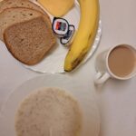 ŚNIADANIE: Płatki owsiane na mleku 300 ml Kawa zbożowa z mlekiem z/c 250 ml Chleb mieszany pszenno-żytni 100 g Chleb Graham 30 g Masło porcjowane 10g (82% tł.) 2 szt Ser żółty 40 g Banan 1szt.
