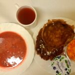 OBIAD: Barszcz czerwony z ziemniakami 500 ml Racuchy z jabłkiem i cukrem pudrem 250 g Jogurt truskawkowy 100 g 1 szt Kompot owocowy z jabłkami* z/c 250 ml Surówka z marchwi i selera z olejem () 200 g