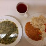 Obiad: Szpinakowa z ziemniakami 500 ml Makaron Spaghetti 200 g Sos boloński z mięsa wp 150 g Bukiet warzyw gotowanych królewski* 200 g Kompot owocowy z jabłkami* z/c 250 m