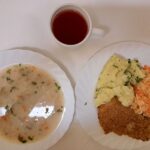 Obiad: Krupnik jęczmienny 500 ml Ziemniaki gotowane 250 g Ryba smażona (Morszczuk) 120 g Surówka z kapusty kiszonej z olejem 200 g Kompot owocowy z jabłkami* z/c 250 ml