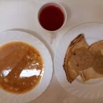 Obiad: Fasolowa z ziemniakami 500 ml Naleśniki z serem 300 g Mus z jabłek () z/c 100 g Kompot owocowy z jabłkami* z/c 250 ml