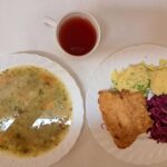 Obiad: Szpinakowa z zacierką 500 ml Ziemniaki gotowane 250 g Ryba smażona (Morszczuk) 120 g Sałatka z kapusty czerwonej z olejem 200 g Kompot owocowy z jabłkami* z/c 250 ml