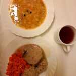 OBIAD: Grochowa z ziemniakami 500 ml Kasza jęczmienna/sypko 200 g Pieczeń rzymska wieprzowa 100 g Sos pieczarkowy 100 ml Marchew gotowana z olejem 150 g Kompot owocowy z jabłkami* z/c 250 ml