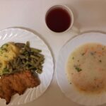 Obiad: Grysikowa 500 ml Ziemniaki gotowane 200 g Kotlet drobiowy panierowany z udźca 120 g Fasolka szparagowa z wody* 200 g Kompot owocowy z jabłkami* z/c 250 ml