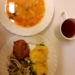 OBIAD: Zupa z soczewicy i ziemniakami () 500 ml Ziemniaki gotowane () 250 g Kotlet mielony drobiowy 120 g Ogórek kiszony z cebulką z olejem 200 g Kompot owocowy z jabłkami* z/c 250 ml