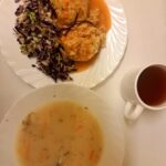 OBIAD: Barszcz biały z ziemniakami () 500 ml Risotto z mięsem wieprzowym i warzywami 350 g (SEL,) Sos pomidorowy 100 ml Surówka wykwintna z olejem b/c 200 g Kompot owocowy z jabłkami* z/c 250 ml