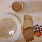 Śniadanie: Płatki jęczmienne na mleku 300 ml Kawa zbożowa z mlekiem z/c 250 ml Chleb mieszany pszenno-żytni 100 g Chleb Graham 30 g Masło porcjowane 10g (82% tł.) 2 szt Jajko gotowane kl M 1 szt Chrzan ze śmietaną 20 g Ogórek świeży 100 g