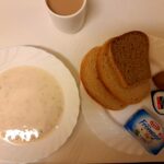 Śniadanie: Płatki owsiane na mleku 300 ml Kawa zbożowa z mlekiem z/c 250 ml Chleb mieszany pszenno-żytni 100 g Chleb Graham 30 g Masło porcjowane 10g (82% tł.) 2 szt. Serek fromage naturalny 80g -Górski przysmak 1szt Kiwi 1 szt