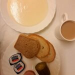 Śniadanie: Kasza manna na mleku 300 ml Kawa zbożowa z mlekiem z/c 250 ml Chleb mieszany pszenno-żytni 100 g Chleb Graham 30 g Masło porcjowane 10g (82% tł.) 2 szt Kiełbasa Żywiecka wieprzowa grubo rozdrobniona wędzona parzona z dodatkiem białka wieprzowego 40 g Ogórek kiszony 100 g