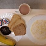 Śniadanie: Zacierka na mleku 300 ml Kakao z mlekiem z/c 250 ml Chleb mieszany pszenno-żytni 120 g Chleb Graham 30 g Masło porcjowane 10g (82% tł.) 2 szt Banan 1szt.