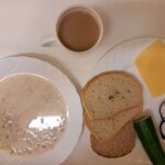Śniadanie: Płatki pszenne na mleku 300 ml Kawa zbożowa z mlekiem z/c 250 ml Chleb mieszany pszenno-żytni 100 g Chleb Graham 30 g Masło porcjowane 10g (82% tł.) 2 szt Ser żółty 40 g Ogórek świeży 100