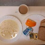 Śniadanie: Zacierka na mleku 300 ml Kawa zbożowa z mlekiem z/c 250 ml Chleb mieszany pszenno-żytni 100 g Chleb Graham 30 g Masło porcjowane 10g (82% tł.) 2 szt Serek fromage z warzywami 80g-Górski przysmak 1 szt Papryka świeża 100 g