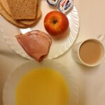 ŚNIADANIE: Kasza kukurydziana na mleku 300 ml Kawa zbożowa z mlekiem z/c 250 ml Chleb mieszany pszenno-żytni 100 g Chleb Graham 30 g Masło porcjowane 10g (82% tł.) 2 szt Szynka Piastowska- wp., wędzona, parzona z dod. b.sojowego i wody 40 g Jabłko 1 szt