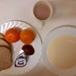 Śniadanie: Kasza manna na mleku 300 ml Chleb mieszany pszenno-żytni 100 g Chleb Graham 30 g Masło porcjowane 10g (82% tł.) 2 szt Dżem 50 g Mandarynka 2 szt Kakao z mlekiem z/c 250 ml