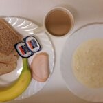 ŚNIADANIE: Makaron na mleku 300 ml Chleb mieszany pszenno-żytni 100 g Chleb Graham 30 g Masło porcjowane 10g (82% tł.) 2 szt Jajko gotowane kl M 1 szt Chrzan ze śmietaną 20 g Kawa zbożowa z mlekiem z/c 250 ml Banan 1szt.