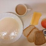 Śniadanie: Ryż na mleku 300 ml Chleb mieszany pszenno-żytni 100 g Chleb Graham 30 g Masło porcjowane 10g (82% tł.) 2 szt Ser żółty 40 g Jabłko 1 szt Kawa zbożowa z mlekiem z/c 250 ml