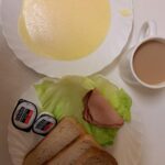 ŚNIADANIE: Kasza kukurydziana na mleku 400 ml Chleb mieszany pszenno-żytni 100 g Chleb Graham 30 g Masło porcjowane 10g (82% tł.) 2 szt Schab Ojca Grzegorza-wędlina wieprzowa wędzona,parzona,z dod.wody,białka wp 40 g Sałata lodowa 35 g Kawa zbożowa z mlekiem z/c 250 ml