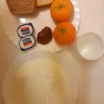 ŚNIADANIE: Zacierka na mleku 300 ml Chleb mieszany pszenno-żytni 100 g Chleb Graham 30 g Masło porcjowane 10g (82% tł.) 2 szt Powidła śliwkowe 50 g Mandarynka 2 szt Kakao z mlekiem z/c 250 ml