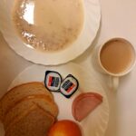 ŚNIADANIE: Płatki jęczmienne na mleku 300 ml Kawa zbożowa z mlekiem z/c 250 ml Chleb mieszany pszenno-żytni 100 g Chleb Graham 30 g Masło porcjowane 10g (82% tł.) 2 szt Szynka rodzinna-wędzonka wieprzowa,wędzona,parzona z wodą dodaną. 40 g Jabłko 150 g