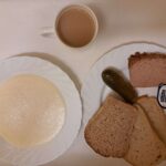 Śniadanie Kasza kukurydziana na mleku 300 ml Kawa zbożowa z mlekiem z/c 250 ml Chleb mieszany pszenno-żytni 100 g Chleb Graham 30 g Masło porcjowane 10g (82% tł.) 2 szt Pasztet Ciechanowski-Pasztet drobiowy z dodatkiem surowców wieprzowych pieczony 80 g Ogórek konserwowy 100 g