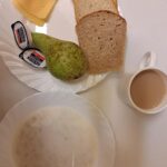 ŚNIADANIE: Płatki owsiane na mleku 300 ml Kawa zbożowa z mlekiem z/c 250 ml Chleb mieszany pszenno-żytni 100 g Chleb Graham 30 g Masło porcjowane 10g (82% tł.) 2 szt Ser żółty 40 g Banan 1szt. 1 szt