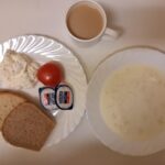 ŚNIADANIE: Zacierka na mleku 300 ml Kawa zbożowa z mlekiem z/c 250 ml Chleb mieszany pszenno-żytni 100 g Chleb Graham 30 g Masło porcjowane 10g (82% tł.) 2 szt Pasta z twarogu ze szczypiorkiem 100 g Pomidor 100 g