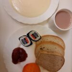 ŚNIADANIE: Kasza manna na mleku 300 ml Kakao z mlekiem z/c 250 ml Chleb mieszany pszenno-żytni 100 g Chleb Graham 30 g Masło porcjowane 10g (82% tł.) 2 szt Dżem 50 g Mandarynka 150 g