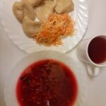 OBIAD: Barszcz czerwony z ziemniakami () 500 ml Pierogi ukraińskie * 350 g Surówka z marchwi i selera z olejem () 200 g Kompot owocowy z jabłkami* z/c 250 m