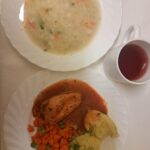 Obiad: Jarzynowa z zacierką dieta 500 ml Ziemniaki gotowane (250 g Filet z kurczaka pieczony 100 g Sos pomidorowy 100 ml Marchew z groszkiem 200 g Kompot owocowy z jabłkami* z/c 250 ml