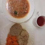 OBIAD: Kapuśniak z kapusty białej () 500 ml Kasza jęczmienna/sypko 200 g Pieczeń rzymska wieprzowa 100 g Sos koperkowy * 100 ml Surówka z marchwi z olejem b/c () 200 g kompot owocowy z jabłkami* z/c 250 ml