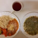 Obiad: Szpinakowa z ziemniakami 500 ml Makaron Spaghetti 200 g Sos boloński z mięsa wp 150 g Bukiet warzyw gotowanych królewski* 200 g Kompot owocowy z jabłkami* z/c 250 ml