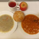OBIAD: Barszcz biały z ziemniakami 500 ml Fasolka po bretońsku 350g Bułka pszenno-żytnia jabłko 150 g Kompot owocowy z jabłkami* z/c 250 m