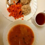 Obiad: Grochowa z ziemniakami 500 ml Kasza jęczmienna/sypko 200 g Pieczeń rzymska wieprzowa 100 g Sos pieczarkowy 100 ml Marchew gotowana z olejem 150 g Kompot owocowy z jabłkami* z/c 250 ml