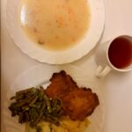 OBIAD: Grysikowa () 500 ml Ziemniaki gotowane () 200 g Kotlet drobiowy panierowany z udźca 120 g Fasolka szparagowa z wody* 200 g Kompot owocowy z jabłkami* z/c 250 ml