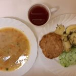 Obiad: Zupa z soczewicy i ziemniakami 500 ml Ziemniaki młode gotowane 250 g Kotlet mielony drobiowy 120 g Mizeria 200 g Kompot owocowy z jabłkami* z/c 250 ml