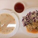 Obiad: Barszcz biały z ziemniakami 500 ml Risotto z mięsem wieprzowym i warzywami 350 g Sos pomidorowy 100 ml Surówka wykwintna z olejem b/c 200 g Kompot owocowy z jabłkami* z/c 250 ml