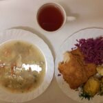 Obiad: Zupa wiosenna z cukinią i makaronem 500 ml Ziemniaki młode gotowane 250 g Ryba smażona (Morszczuk) 120 g Sałatka z kapusty czerwonej z olejem 200 g Kompot owocowy z jabłkami* z/c 250 ml
