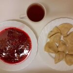 Obiad: Barszcz czerwony z ziemniakami 500 ml Pierogi ukraińskie * 350 g Surówka z marchwi i selera z olejem 200 g Kompot owocowy z jabłkami* z/c 250 ml