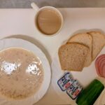 Śniadanie: Płatki jęczmienne na mleku 300 ml Kawa zbożowa z mlekiem z/c 250 ml Chleb mieszany pszenno-żytni 100 g Chleb Graham 30 g Masło porcjowane 10g (82% tł.) 2 szt Szynkowa dębowa kieł.wp.gr.rozd.wędz.parzo.z dodat.wody w osł.niejad 40 g Ogórek świeży 100 g