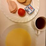 ŚNIADANIE: Kasza kukurydziana na mleku 300 ml Kawa zbożowa z mlekiem z/c 250 ml Chleb mieszany pszenno-żytni 100 g Chleb Graham 30 g (GLU PSZ,) Masło porcjowane 10g (82% tł.) 2 szt Szynkowa dębowa drobiowa kiełbasa grubo rozdrobniona 40 g Pomidor 100 g
