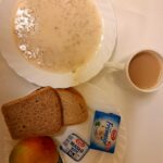 ŚNIADANIE: Płatki owsiane na mleku 300 ml Kawa zbożowa z mlekiem z/c 250 ml Chleb mieszany pszenno-żytni 100 g Chleb Graham 30 g (GLU PSZ,) Masło porcjowane 10g (82% tł.) 2 szt Serek fromage naturalny 80g -Górski przysmak 1 szt Jabłko 1 szt