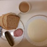 Śniadanie: Kasza manna na mleku 300 ml Kawa zbożowa z mlekiem z/c 250 ml Chleb mieszany pszenno-żytni 100 g Chleb Graham 30 g Masło porcjowane 10g (82% tł.) 2 szt Kiełbasa Żywiecka wieprzowa grubo rozdrobniona wędzona parzona z dodatkiem białka wieprzowego 40 g Ogórek kiszony 100 g